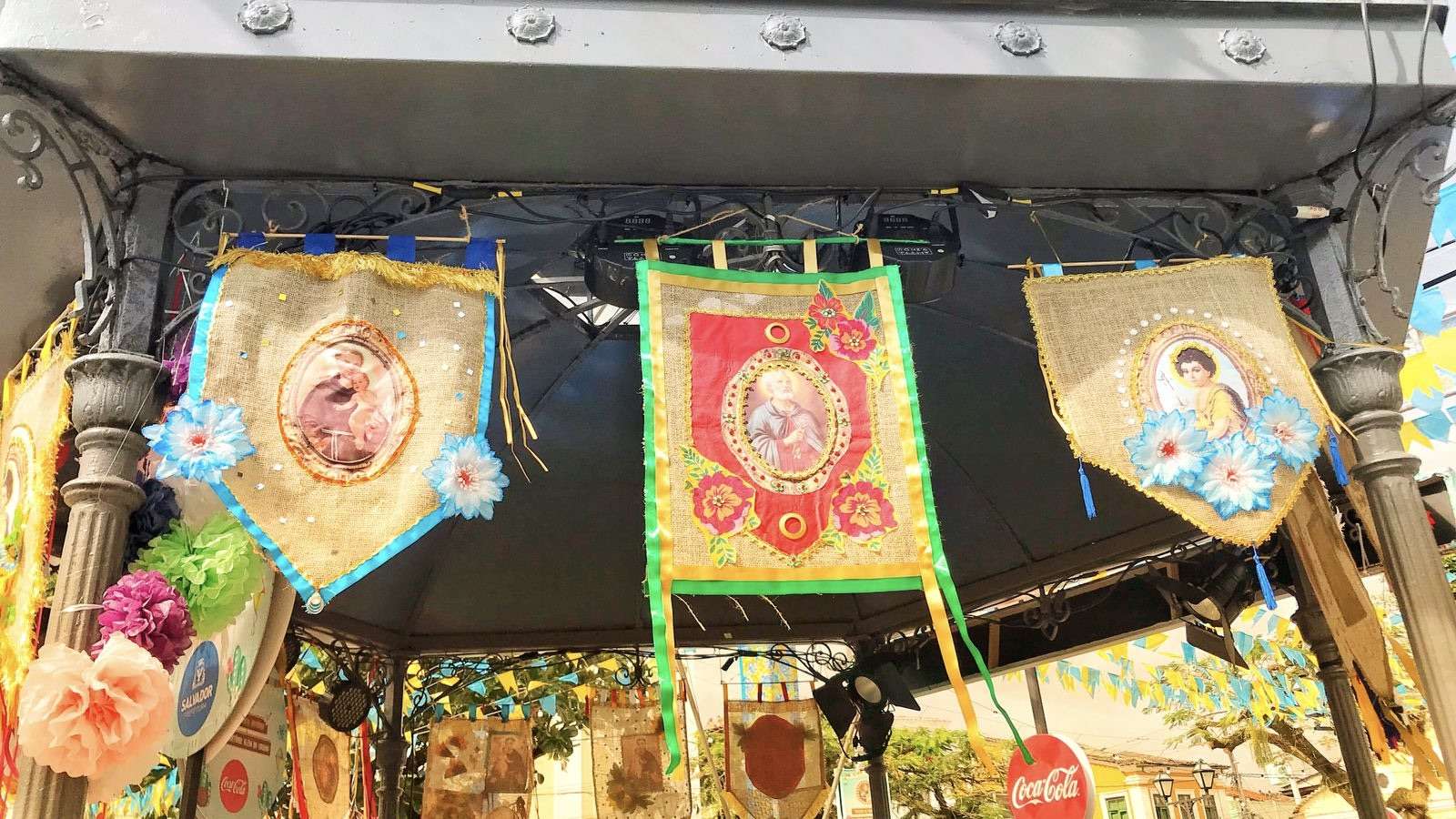 Oficina de Estandartes exibe em coreto homenagem aos santos de junho