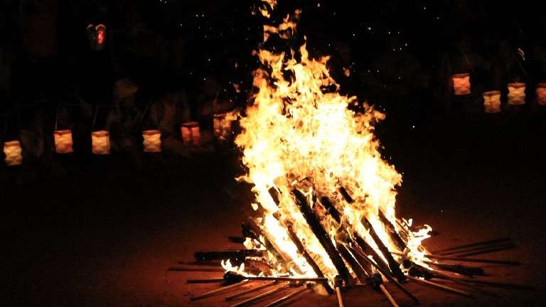 Festejos juninos inspiram cuidados com idosos devido à fumaça e ao barulho dos fogos
