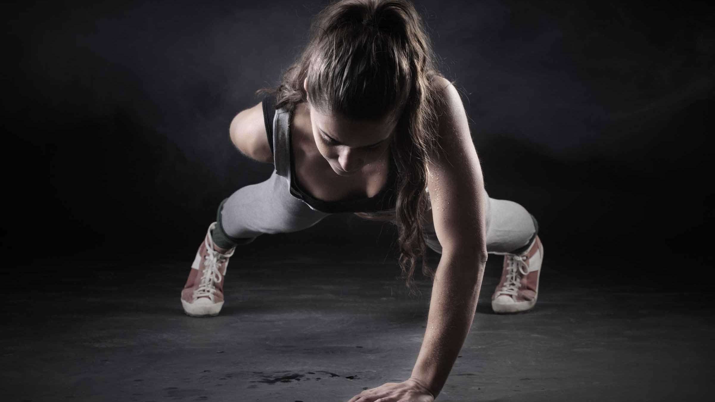 Professor explica os benefícios de se exercitar no inverno e dá dicas de exercícios para fazer dentro de casa