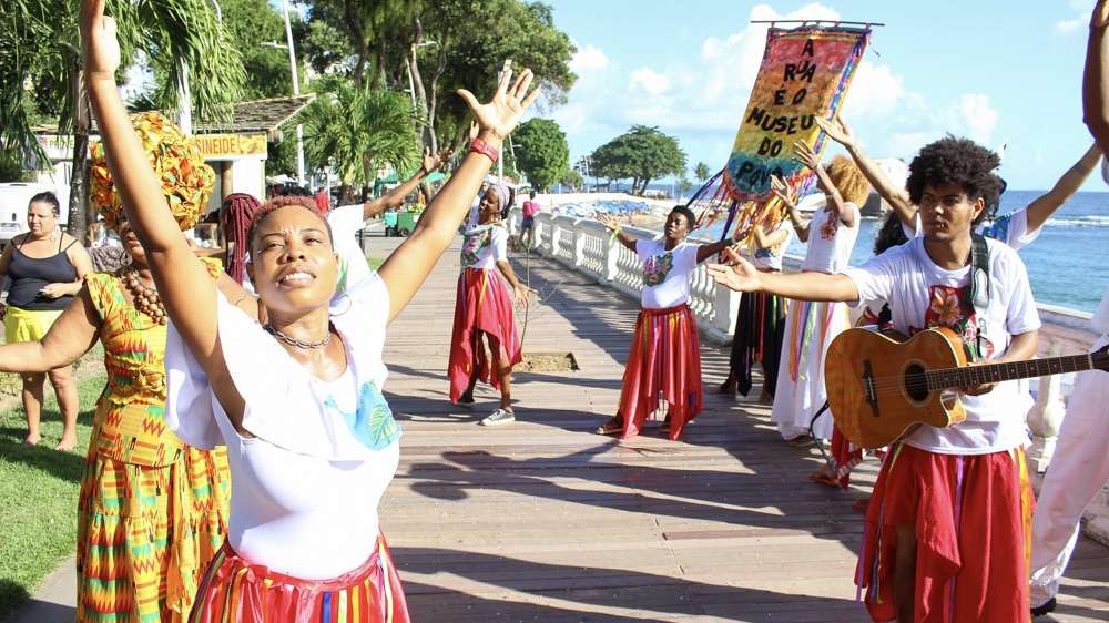Arte popular de rua encanta público no Porto da Barra