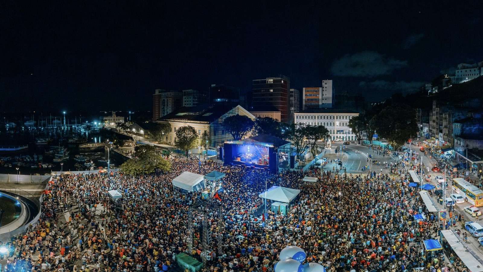 Sambaquishow atrai multidão ao Comércio em celebração pelo 2 de Julho