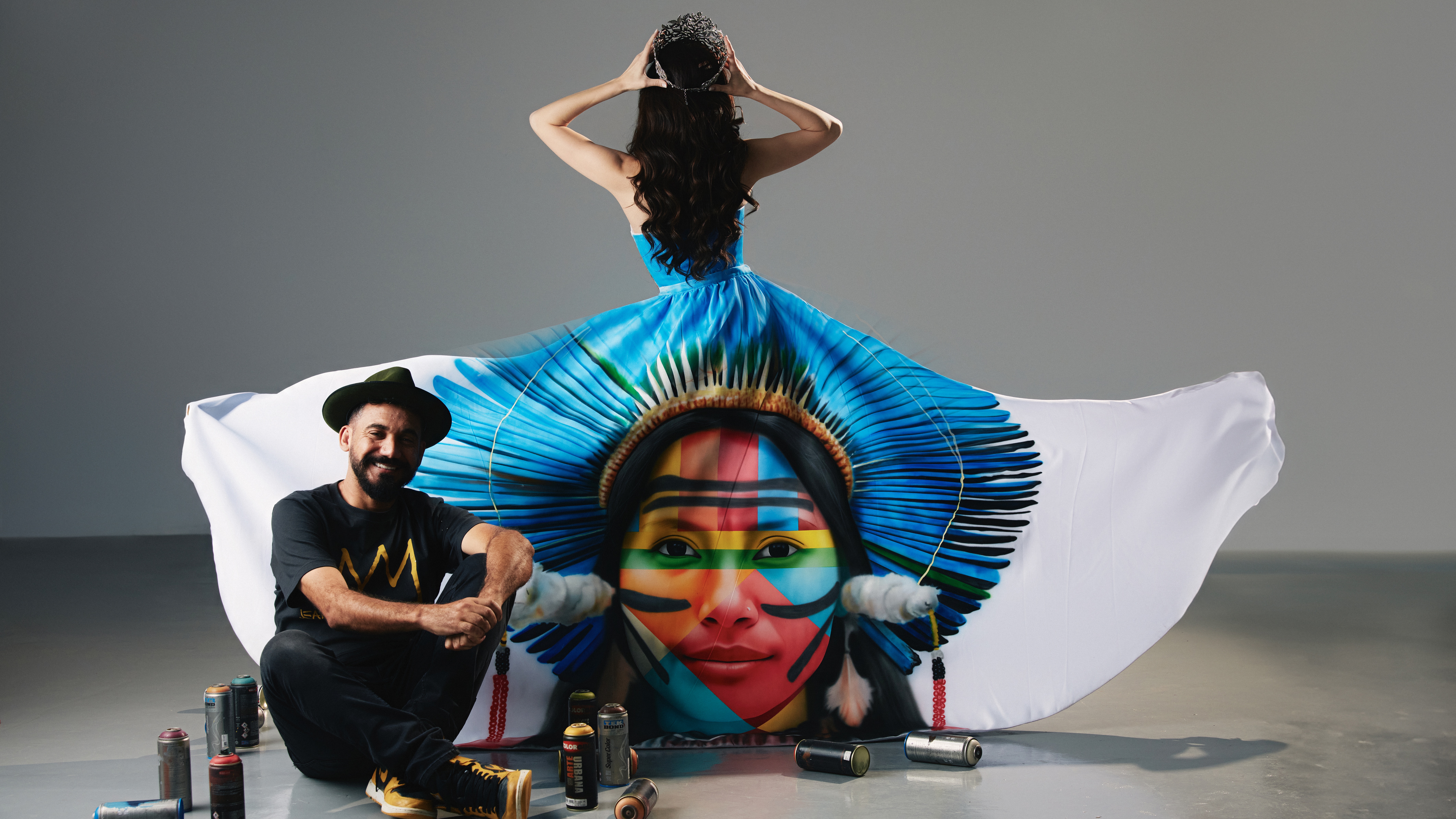 Mia Mamede coroa nova Miss Brasil com obra de Eduardo Kobra no corpo