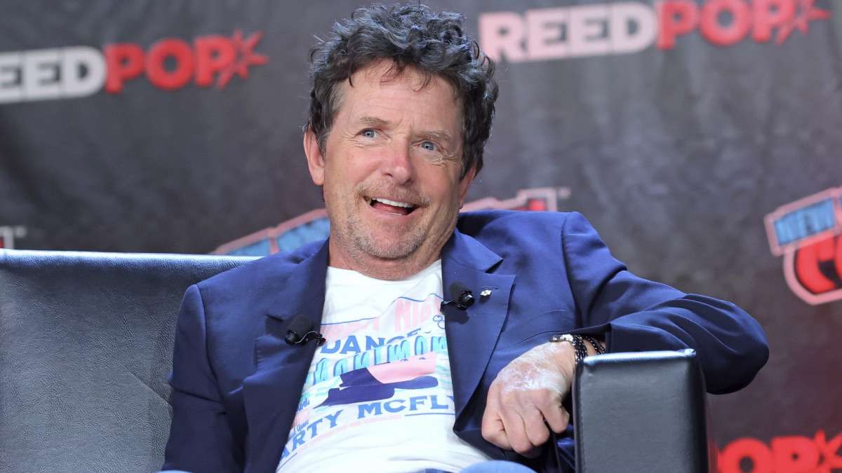 Michael J. Fox sofre com desequilíbrios devido ao Parkinson. Especialista explica tratamentos para a condição