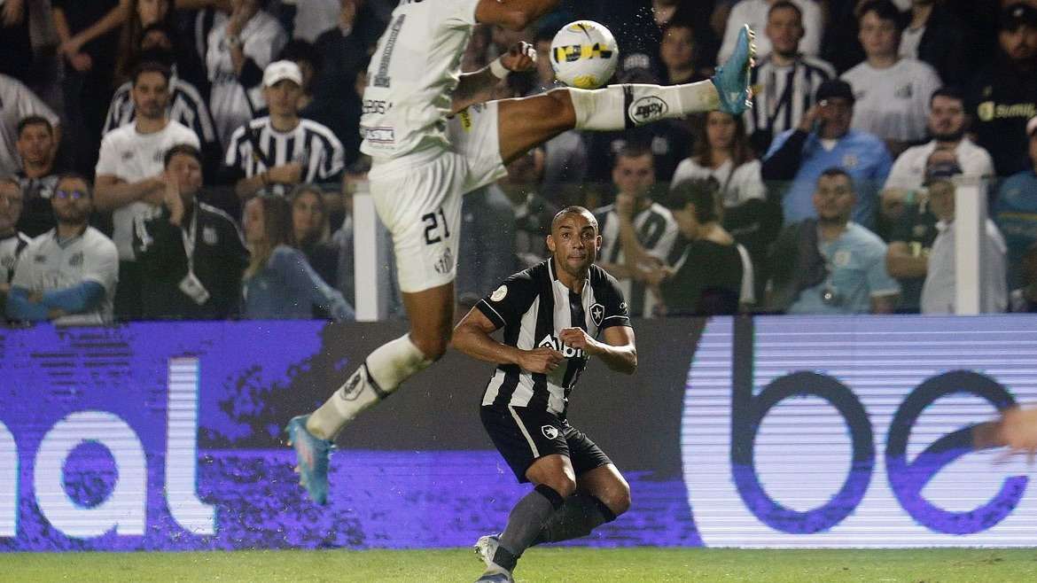 Líder Botafogo busca quebrar tabu histórico contra o Santos na Vila Belmiro
