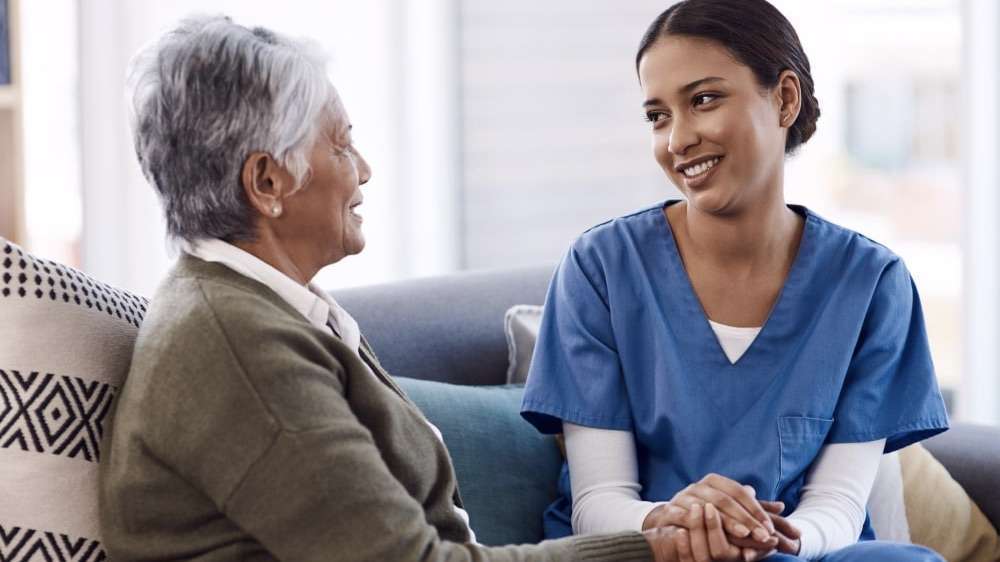 Cuidador de Idosos: Uma Carreira em Ascensão Voltada ao Cuidado e Qualidade de Vida