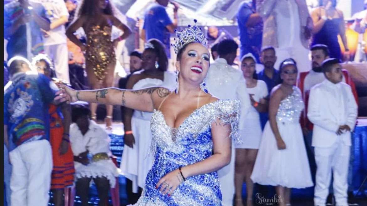 Mata de São João será enredo de escola de samba no Carnaval 2024 Mata de São João, 06 de agosto de 2023- A Fábrica do samba tornou-se palco de grande evento realizado ontem (5), pelo Grêmio recreativo acadêmicos do Tatuapé para apresentação do samba enredo 2024, que desta vez, homenageia a cidade de Mata de São João. A 4ª colocada na classificação geral do carnaval 2023 de São Paulo apresenta, no próximo ano, o tema “Uma jóia da Bahia, símbolo de preservação! Entre contos e tambores, viva a Mata de São João”. O lançamento contou com a participação do prefeito João Gualberto, do vice, Agostinho Batista, familiares e empresários matenses. Com apresentações especiais e programação com duração de 12h, os membros do grêmio, comunidade, simpatizantes, gestores e apoiadores do projeto carnavalesco, foram tomados pela euforia da bateria da escola de samba do Tatuapé na madrugada deste domingo. O prefeito de Mata de São João, João Gualberto, esboçou alegria com as apresentações e mostrou preparo para o desfile de carnaval, que ocorre em fevereiro. “Esperamos até às 4h para conhecer o samba enredo. O compositor já tinha apresentado um trechinho mais cedo, mas estar com as pessoas e ouvi-las cantar e dançar, exaltando a cultura e beleza de nossa cidade é uma emoção muito grande. O evento foi lindo, estão de parabéns”, pontuou o gestor. Para o secretário de cultura e turismo, Alexandre Rossi, o sentimento é similar. “Foram cinco meses de muito trabalho e noites sem dormir. Estar aqui hoje, consagrando este momento dá um orgulho muito grande e a sensação de dever cumprido. Mata de São João merece essa homenagem”.