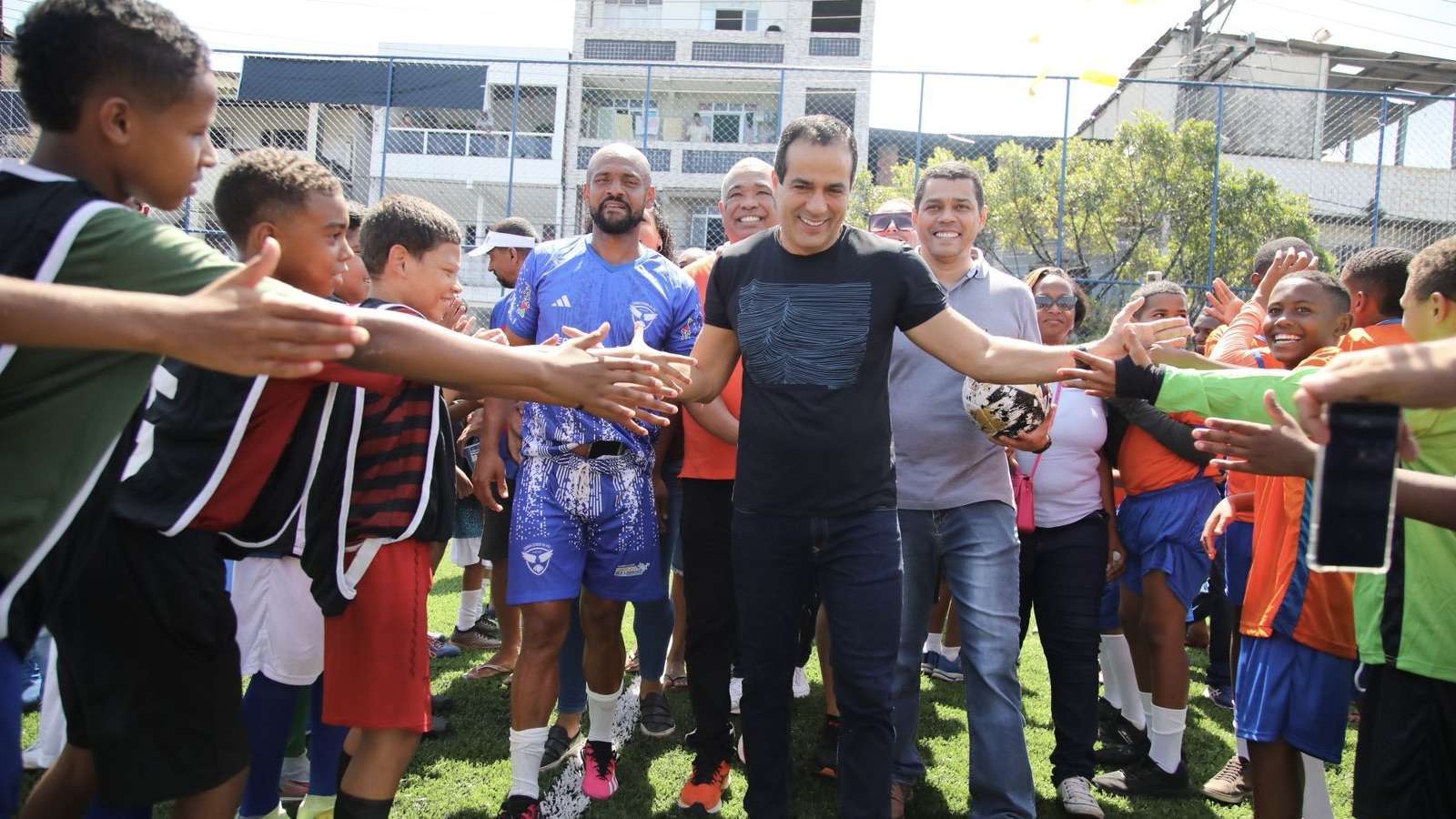 Prefeitura de Salvador Transforma Comunidade com a Entrega do Campo de Gramado Sintético no Uruguai