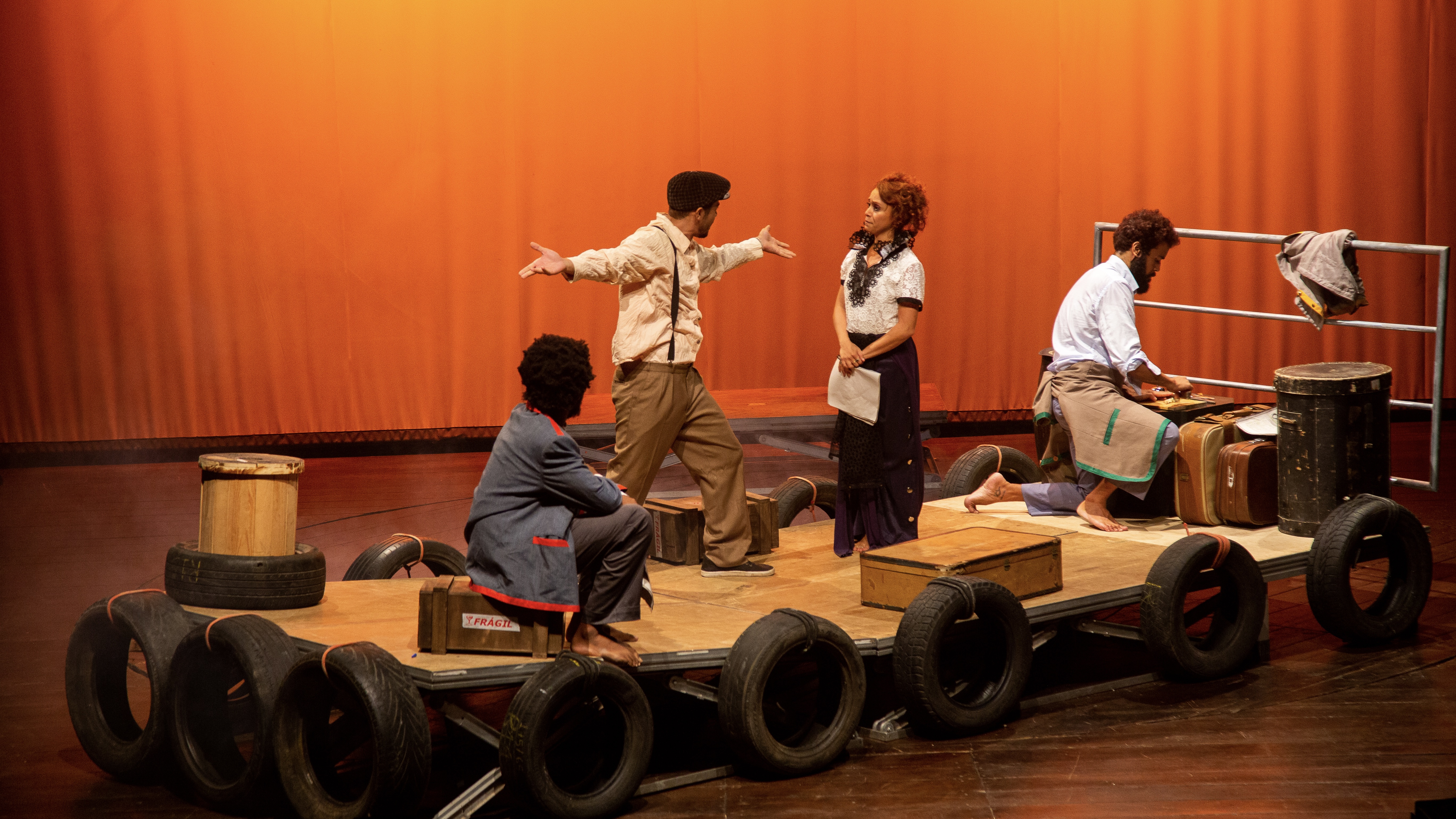 Peça Teatral “À Deriva” Leva Sátira Social e Reflexão ao Palco em Salvador