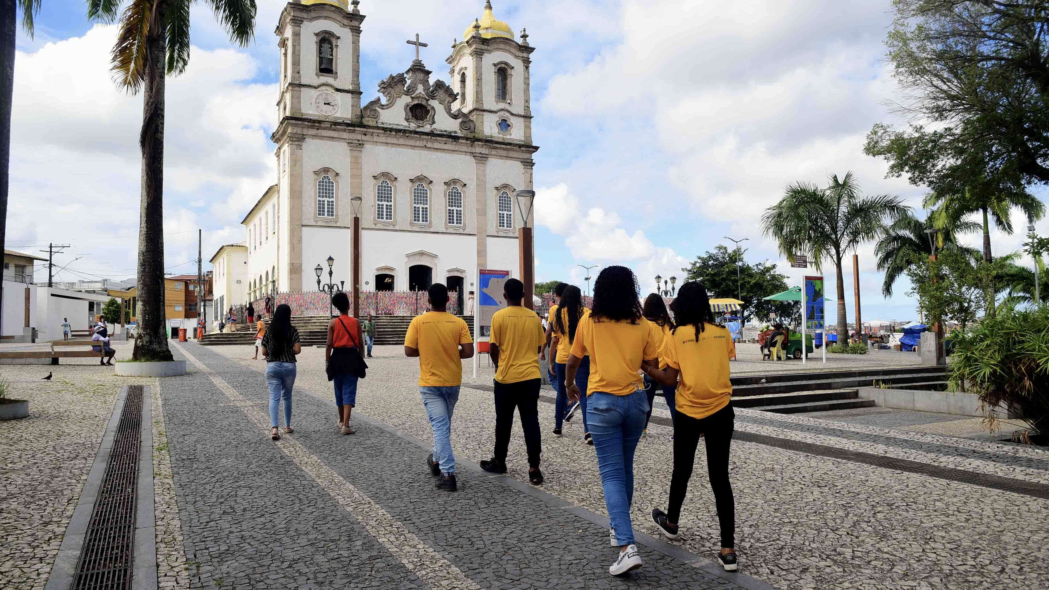 Passeio em ônibus panorâmico abre Semana da Juventude em Salvador