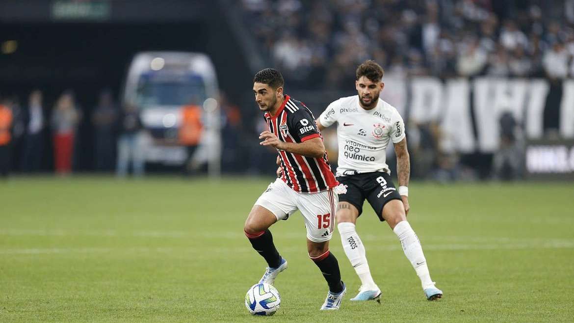 Corinthians e São Paulo iniciam luta por vaga na final.