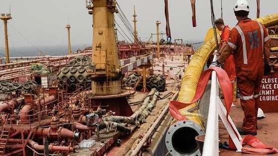 Equipe de resgate completa operação crítica para prevenir derramamento de petróleo no Mar Vermelho