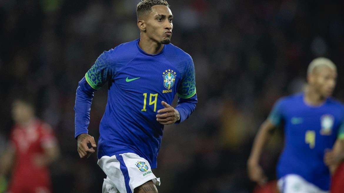 Raphinha substitui Vini Jr na seleção brasileira nas Eliminatórias da Copa do Mundo 2026.