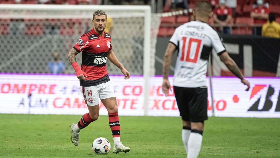 Flamengo enfrenta Olimpia no Maracanã em busca das quartas de final, apesar de turbulências extracampo.