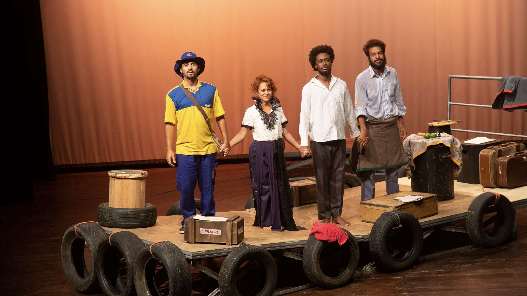 Peça Teatral “À Deriva” Estreia Temporada em Salvador, Abordando Questões Sociais e Humanas