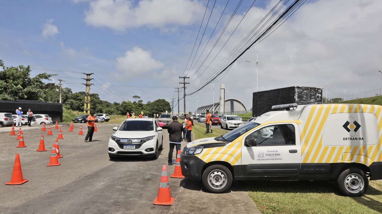 Detran Bahia inova com totem artístico de 800 kg para promover segurança no trânsito.