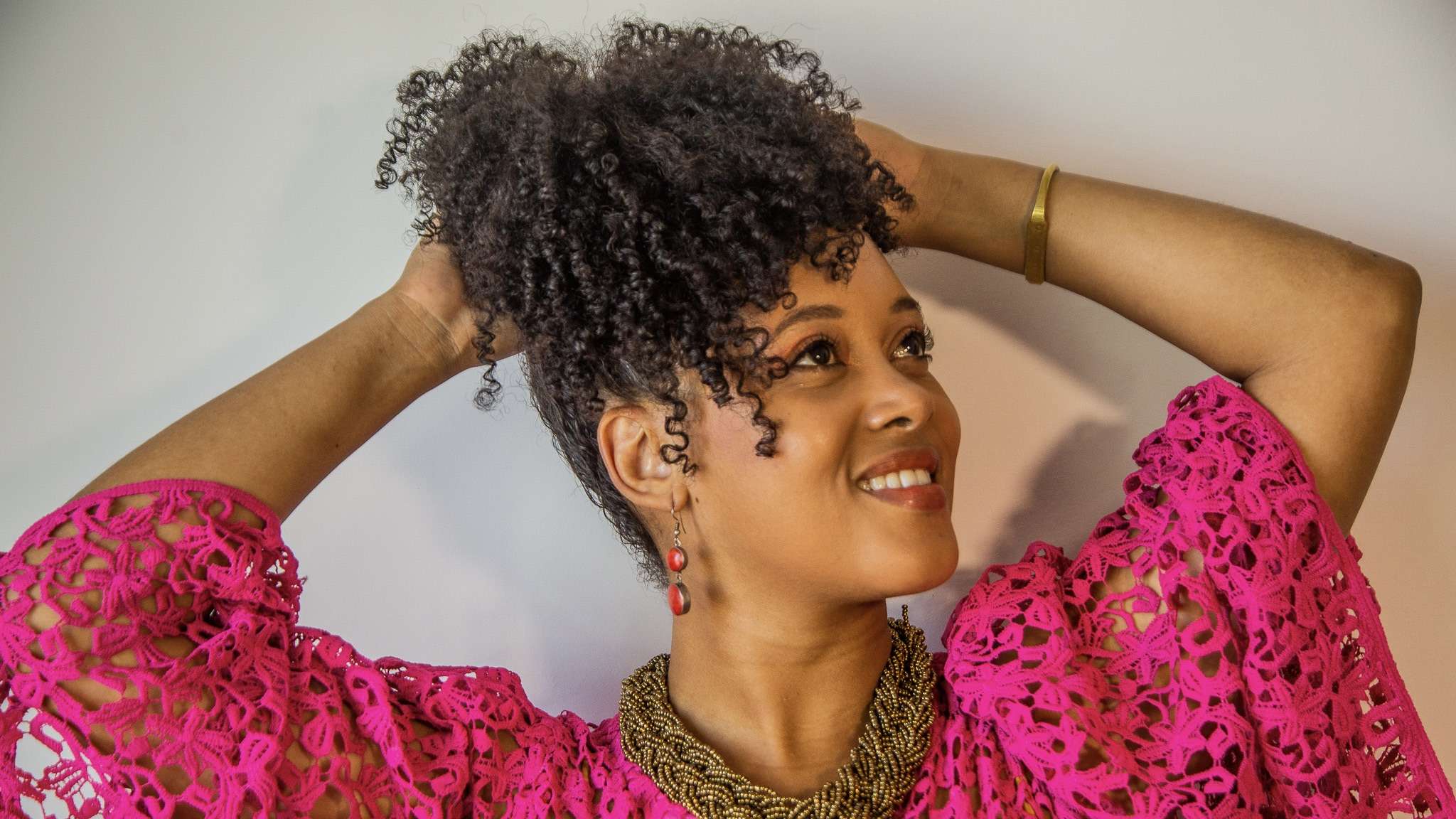Teatro Gamboa encerra setembro com risadas, violão percussivo e homenagem às Yabás