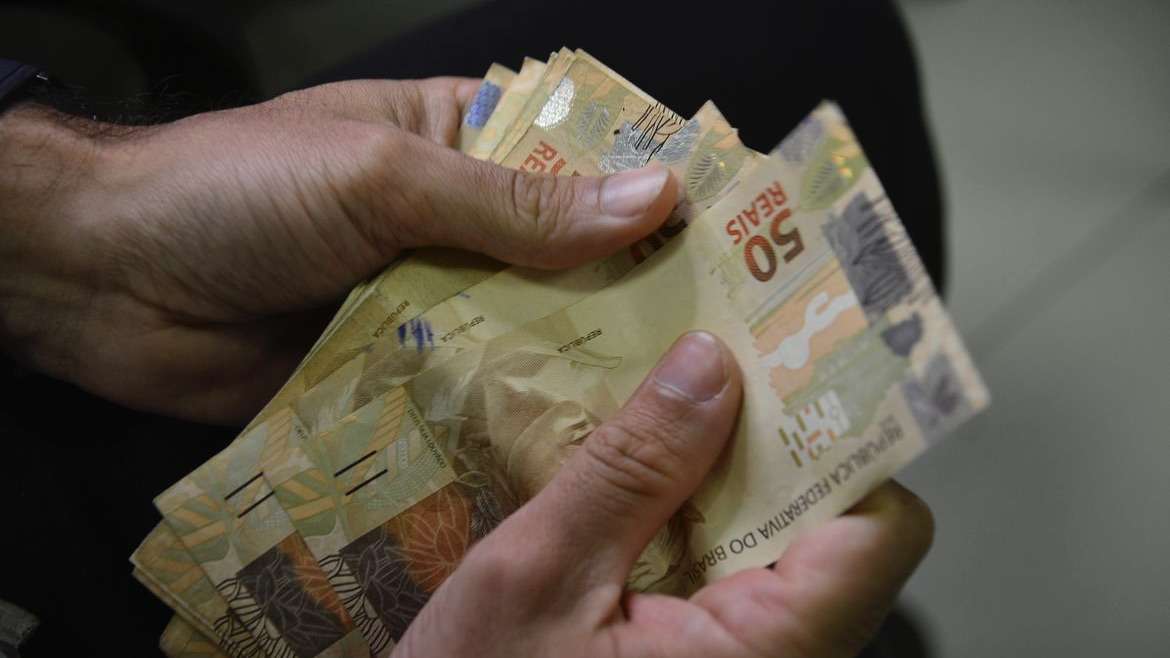 Brasil projeta salário mínimo de R$ 1.421 para 2024, com aumento real de 7,7%