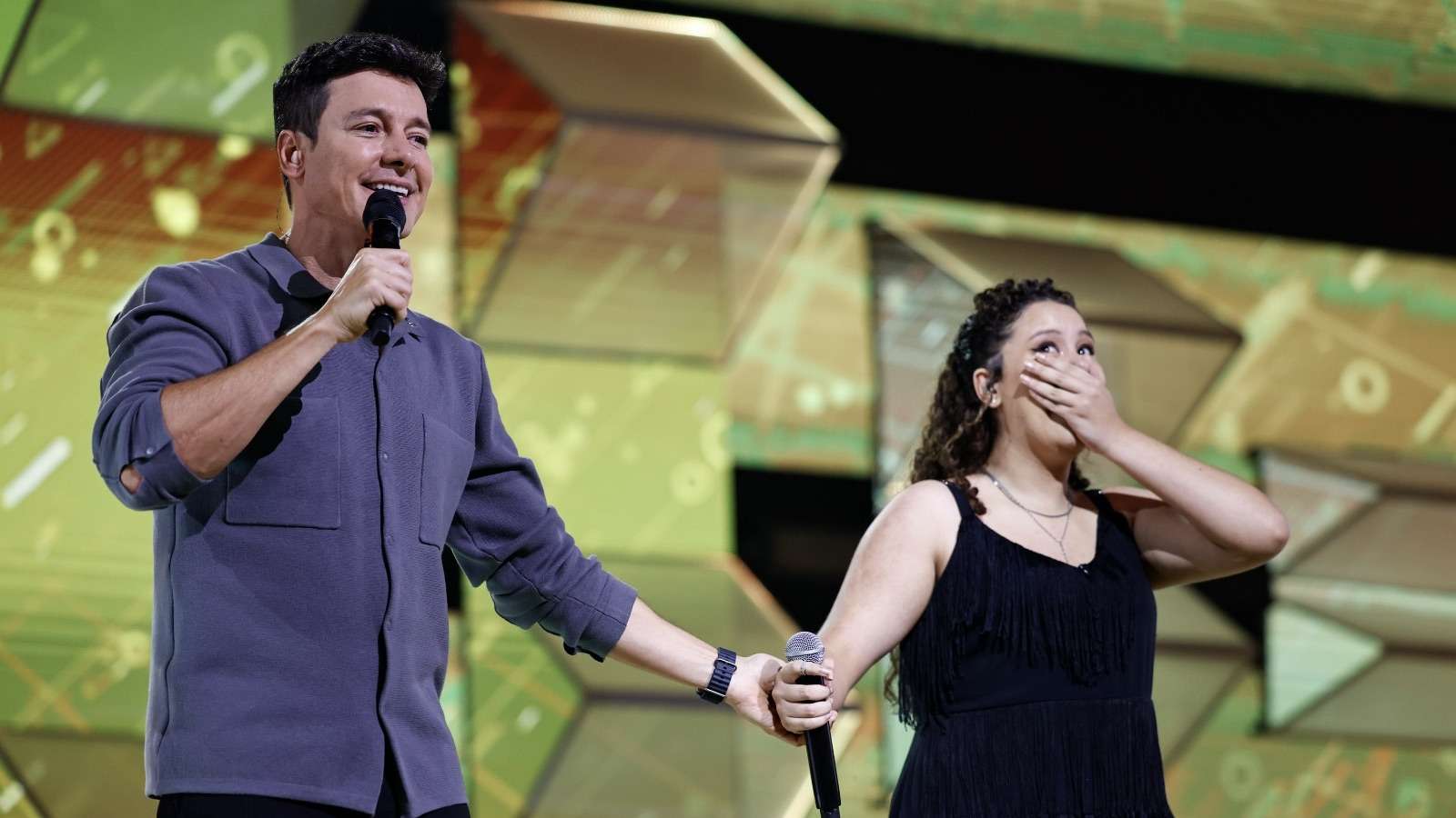 Baiana Mina, de Vitória da Conquista, brilha na semifinal do canta comigo Teen e avança para a grande final