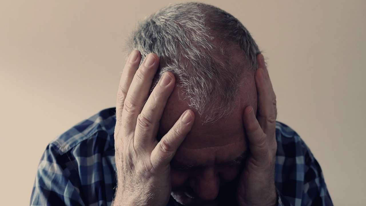 Aneurisma Cerebral: Dor de cabeça pode ser sinal da doença, afirma especialista