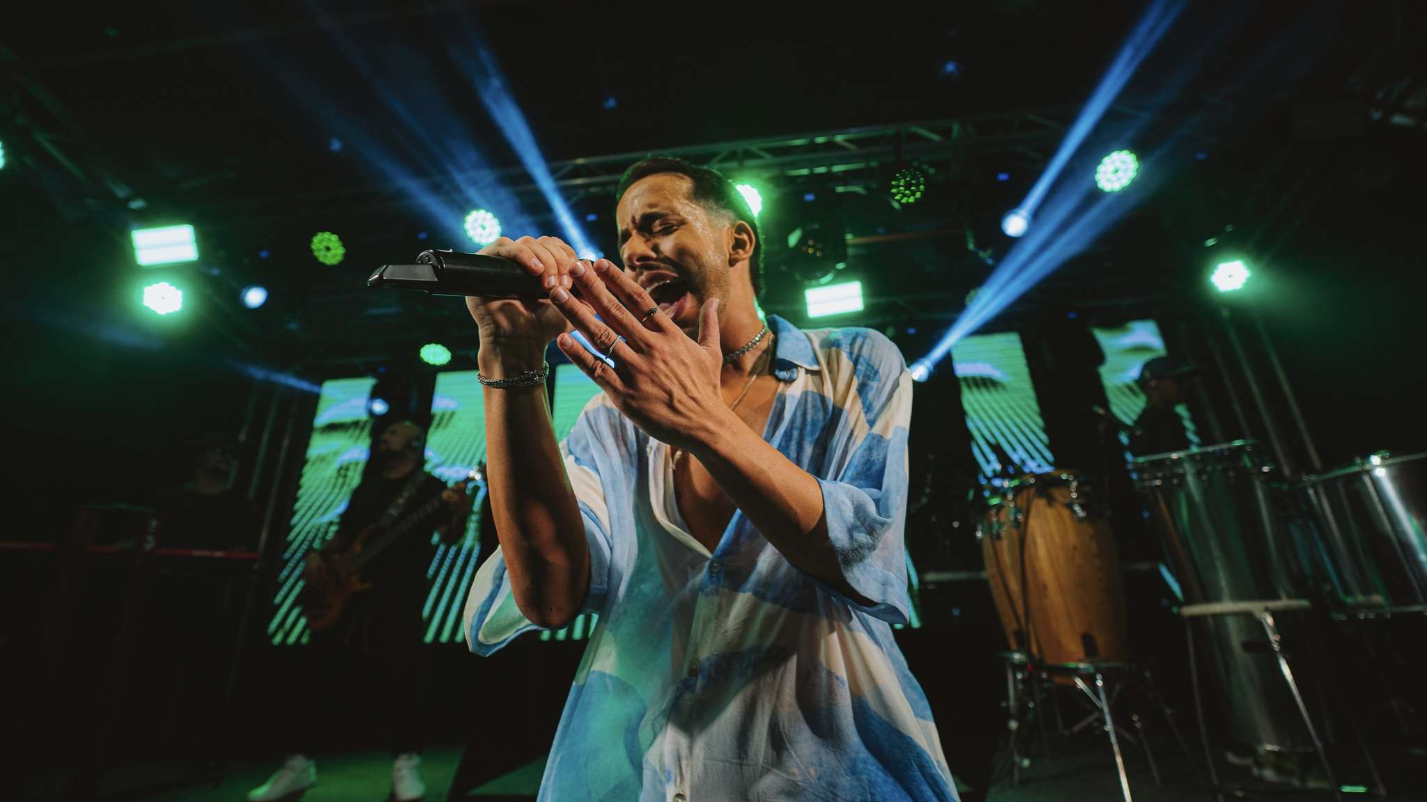 Lucas lança primeiro projeto audiovisual com releituras nacionais e clássicos da Axé.