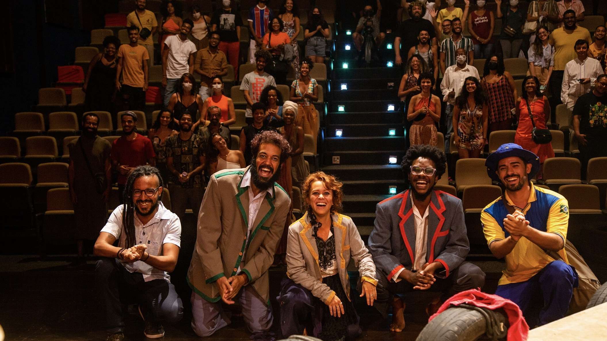 Espetáculo "À deriva" provoca reflexão sobre a sociedade contemporânea no Teatro SESI Rio Vermelho.