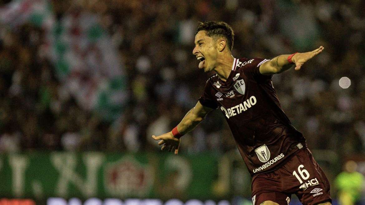 Flu arranca vitória contra o Fortaleza e cola no G4 do Brasileirão.