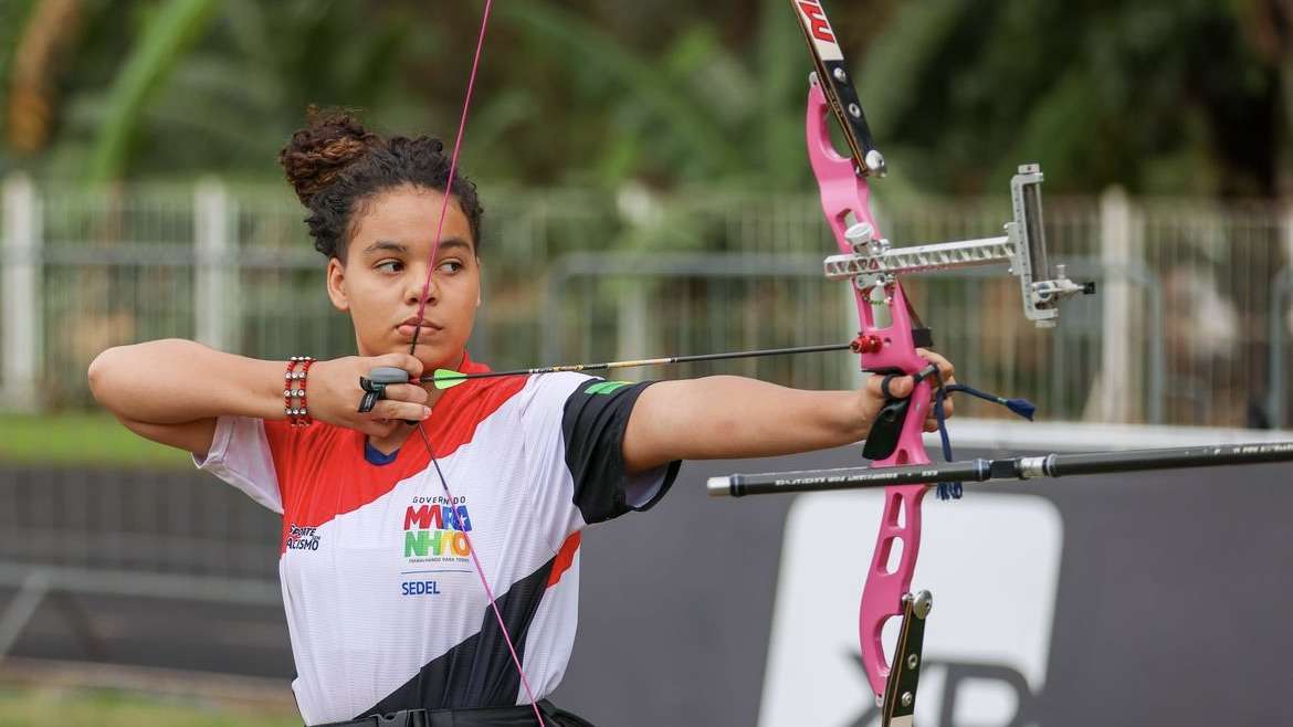 Novas promessas do tiro com arco encontram influências familiares e olímpicas no esporte