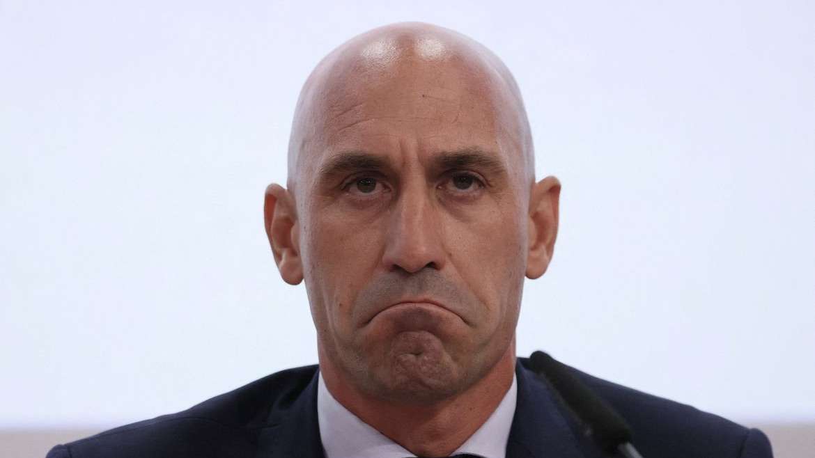 Investigado por beijo, presidente da federação espanhola renuncia.