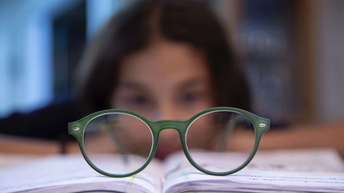 Aumento alarmante de casos de miopia em crianças preocupa especialistas.