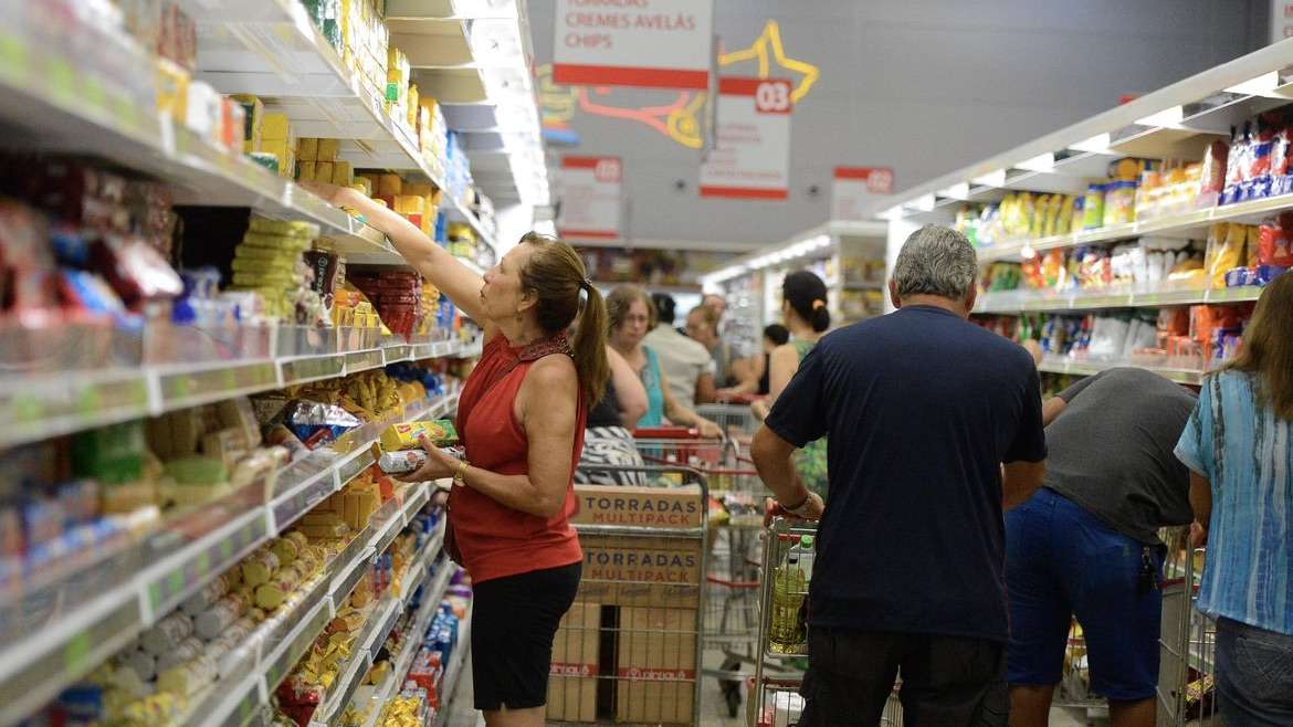 Alimentos Ultraprocessados Brasileiros Revelados: Quase 99% Contêm Ingredientes Nocivos, Alerta Estudo da Uerj e USP.