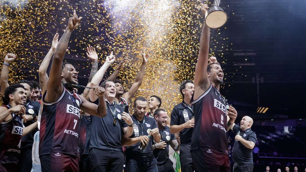 Com cesta salvadora, Franca é campeão intercontinental de basquete