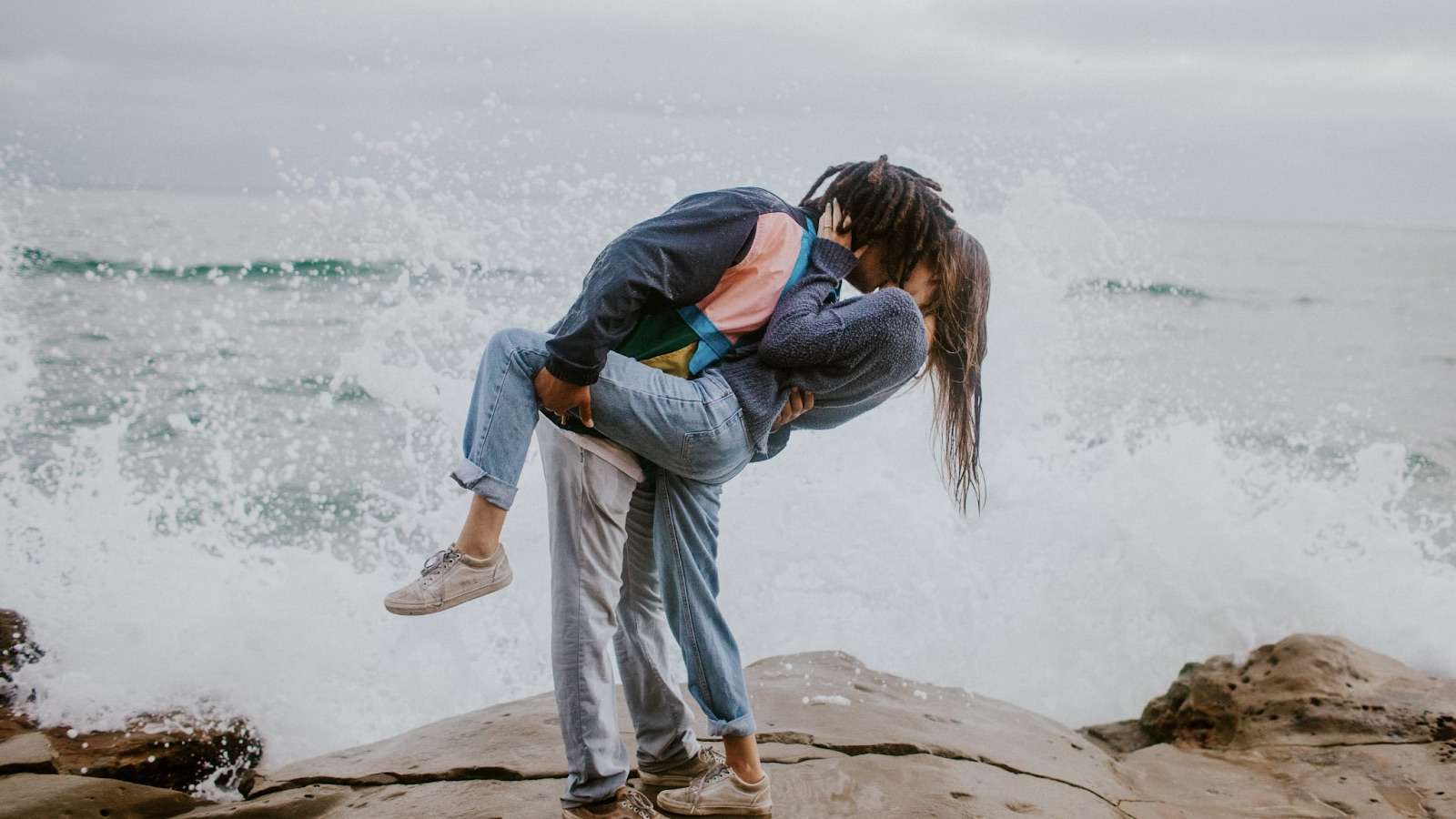 Comportamento intenso nas relações amorosas: O Amor que pode afundar ou elevar