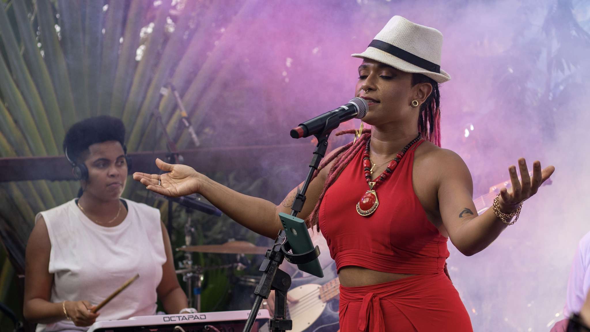 Eloah Monteiro traz a diversidade da música brasileira ao Palco do Cruzeiro em Salvador.