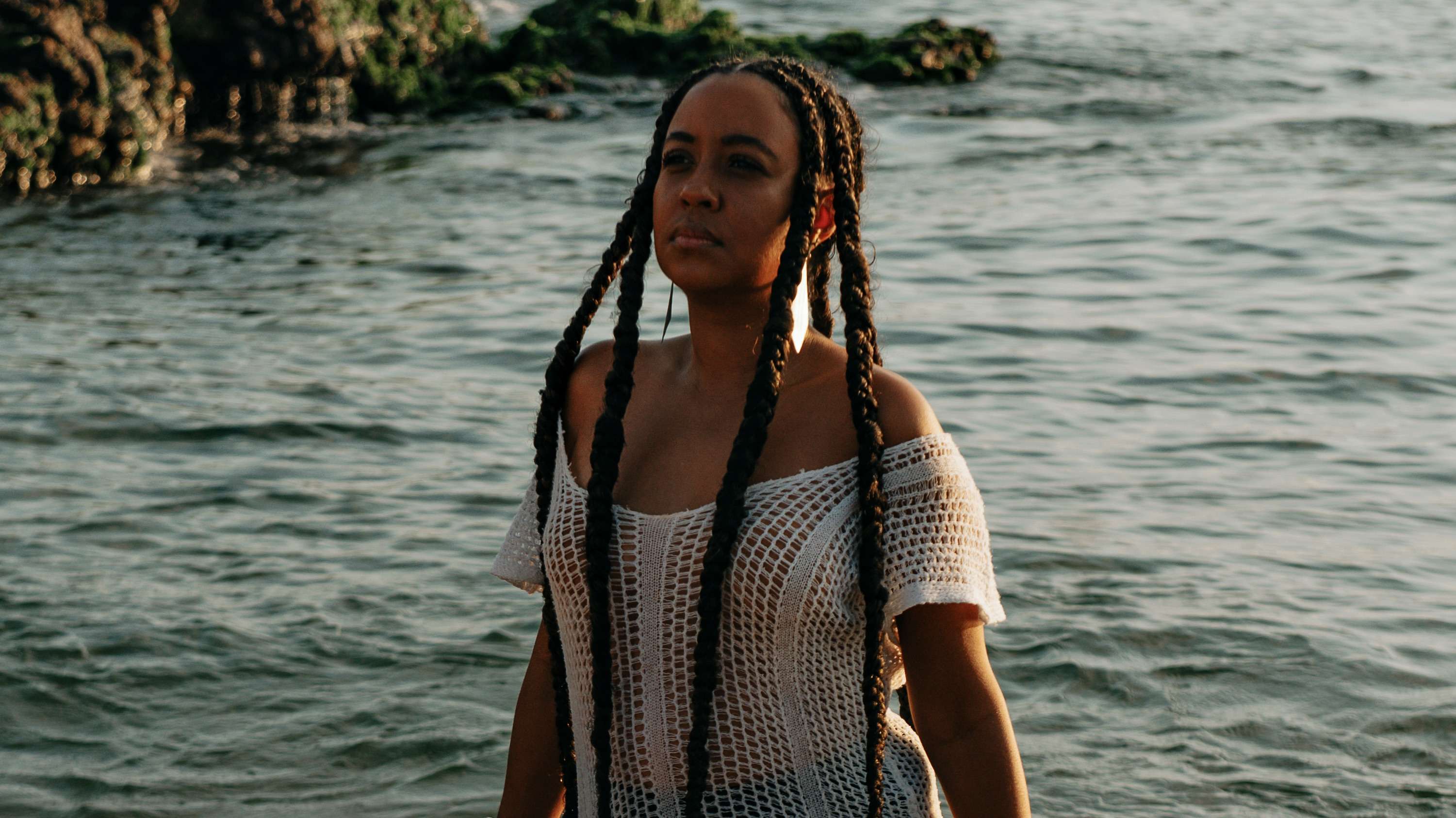 Aiace lança videoclipe “Fluxo e Refluxo” em poderosa narrativa afro-diaspórica