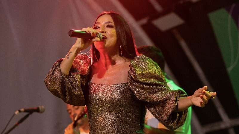 Maria Licce encanta Salvador com clássicos do samba na varanda do SESI Casa Branca