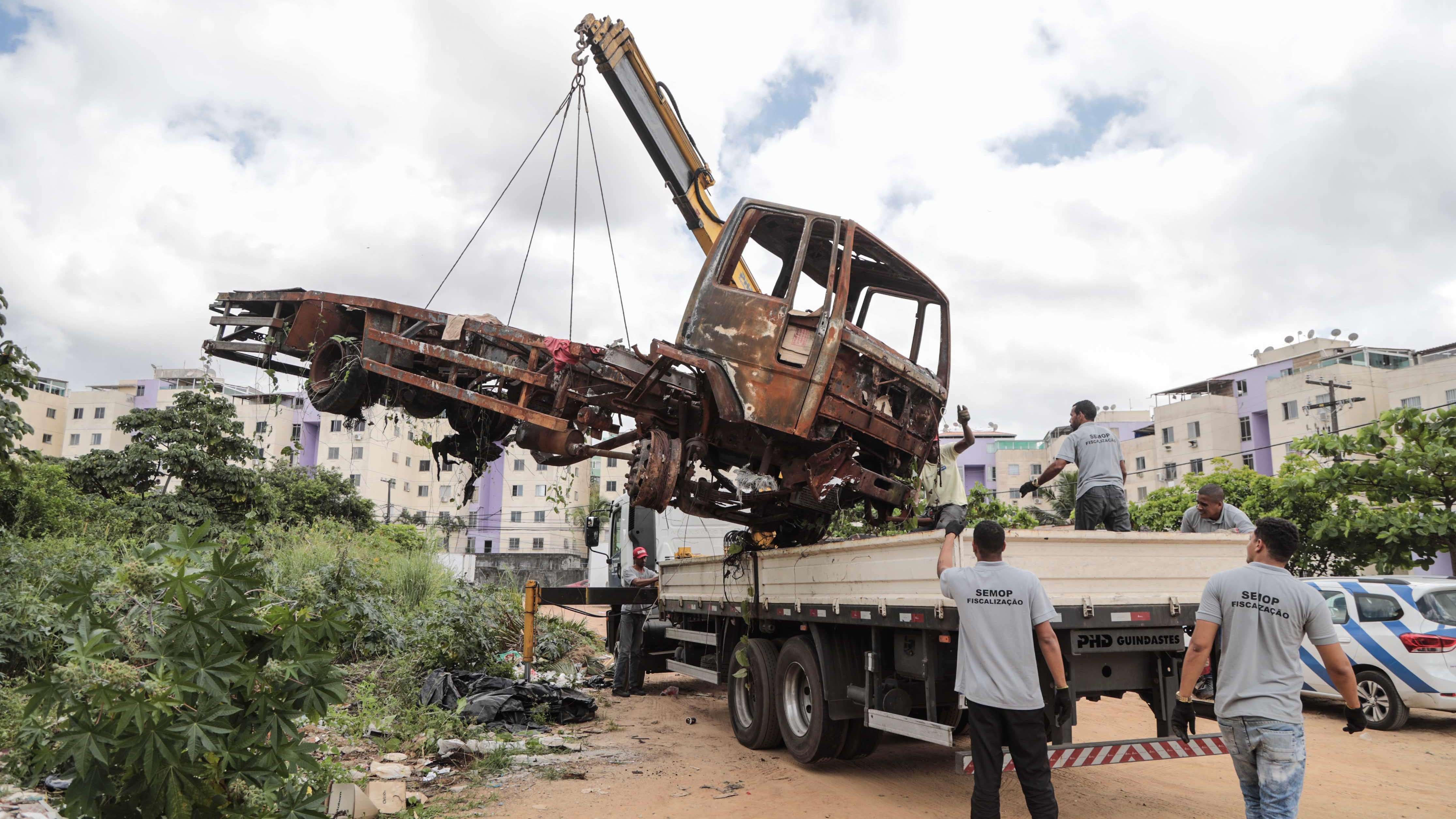 Operação retira mais de 500 sucatas das vias de Salvador em 2023