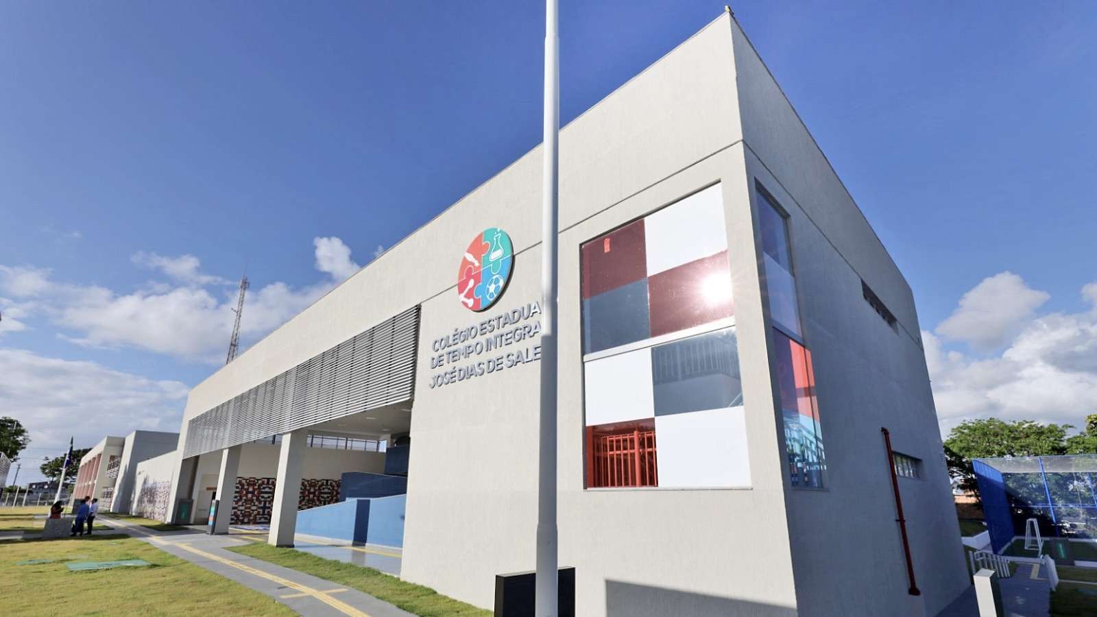 Salvador inaugura colégio de tempo integral com estrutura de ponta em Jardim Cajazeiras.