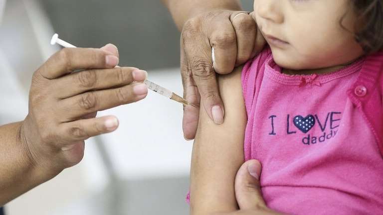 Programa saúde com ciência: Governo Federal combate a desinformação e promove a vacinação.