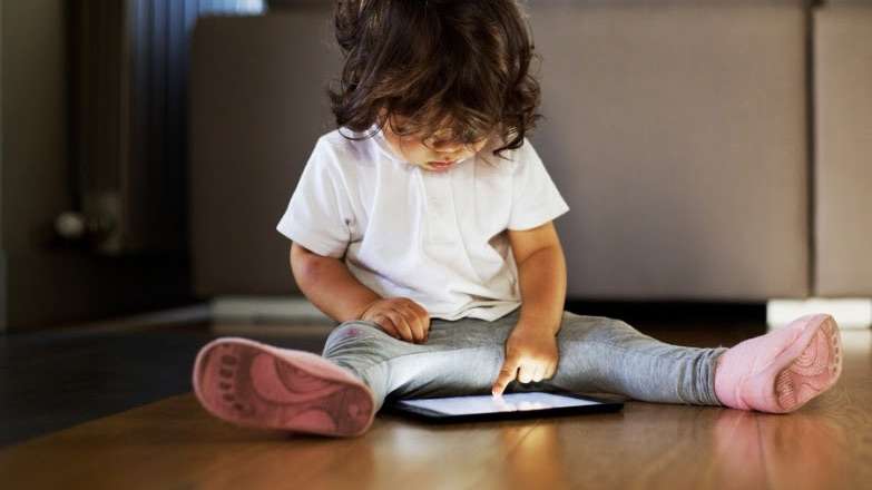 Psicóloga alerta sobre uso excessivo de telas e dá dicas de atividades para fazer com as crianças