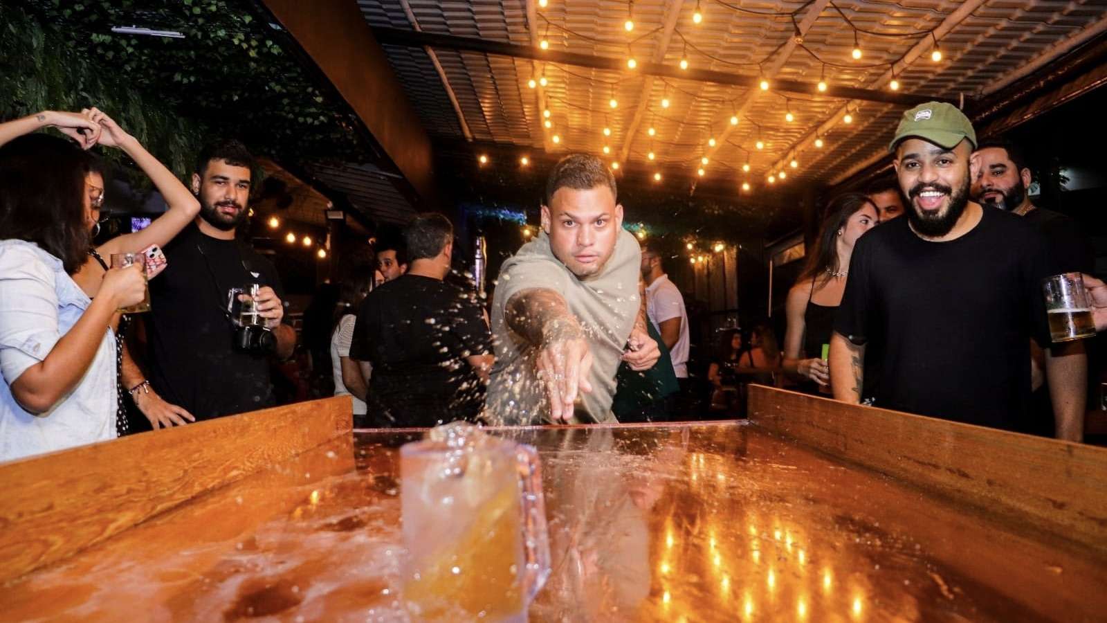 Spaten abre circuito de bares com caneca exclusiva e ‘biersliding’ para celebrar Oktoberfest em Salvador