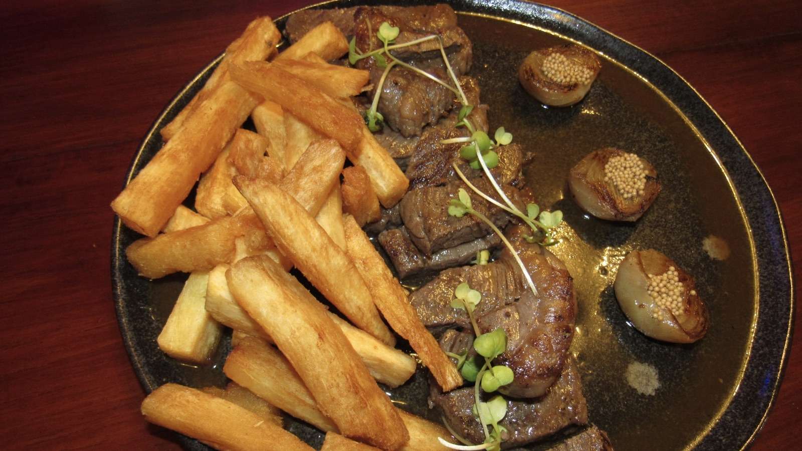 “ZunZunZum Pub: O refúgio gourmet de vilas do atlântico para amantes de petiscos”