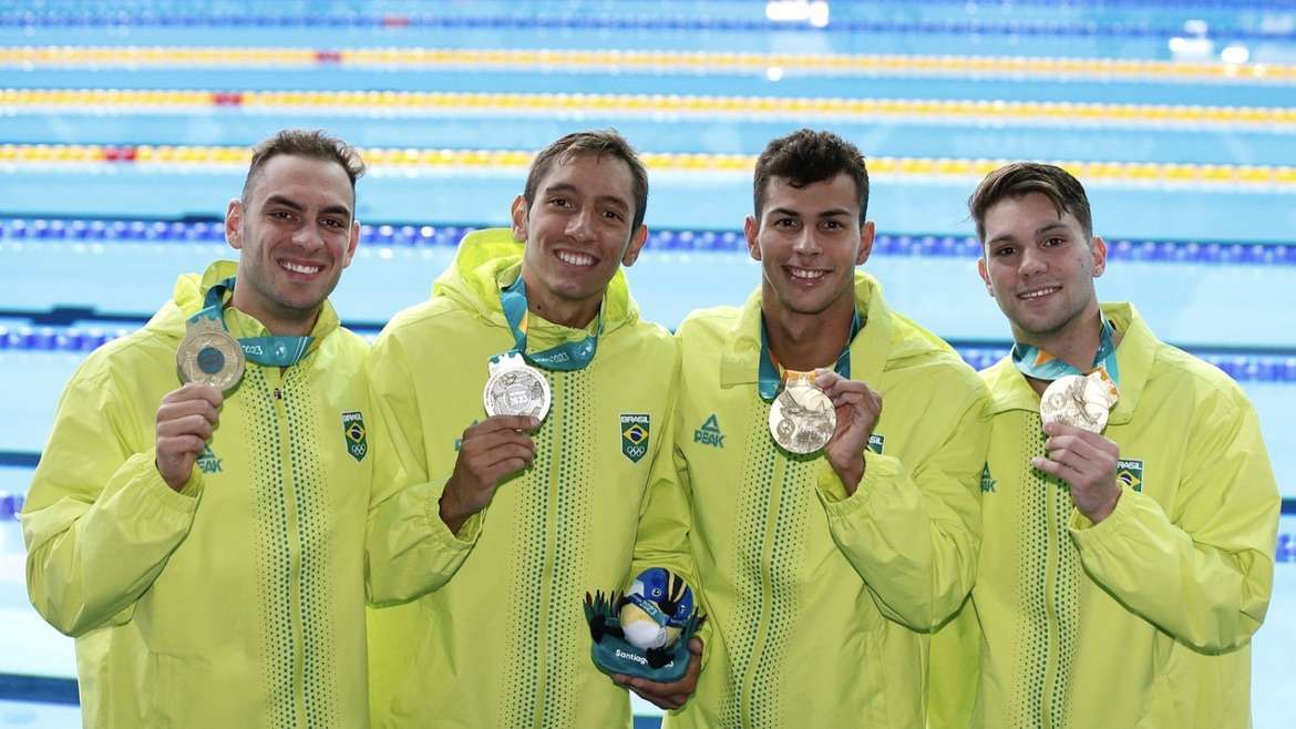 Brasil conquista ouro no revezamento 4x200m masculino na natação em Santiago 2023
