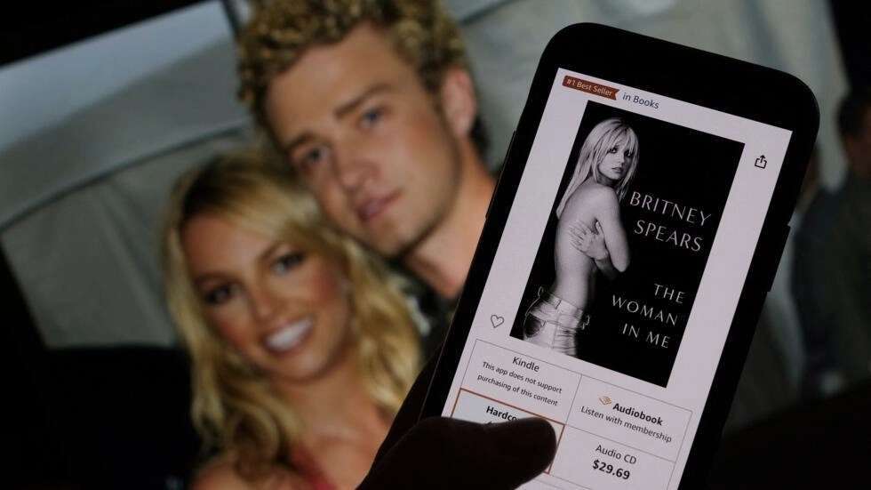 “The Woman in Me” – Memórias de Britney Spears rompem recordes de vendas e alvejam seus silenciadores
