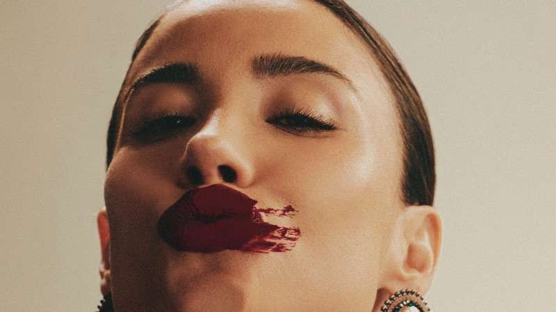 Vogue brasil lança livro "InVogue" celebrando as trajetórias na moda de 52 mulheres brasileiras.