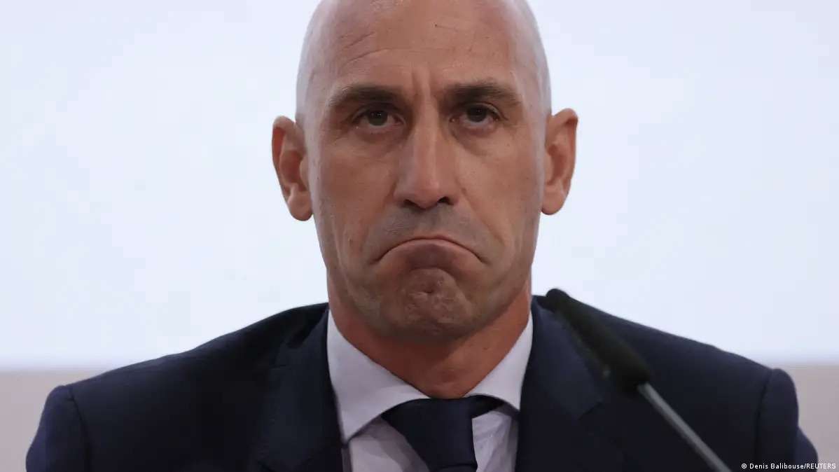 Ex-presidente da Federação Espanhola de Futebol, Luis Rubiales, é banido do futebol por três anos.