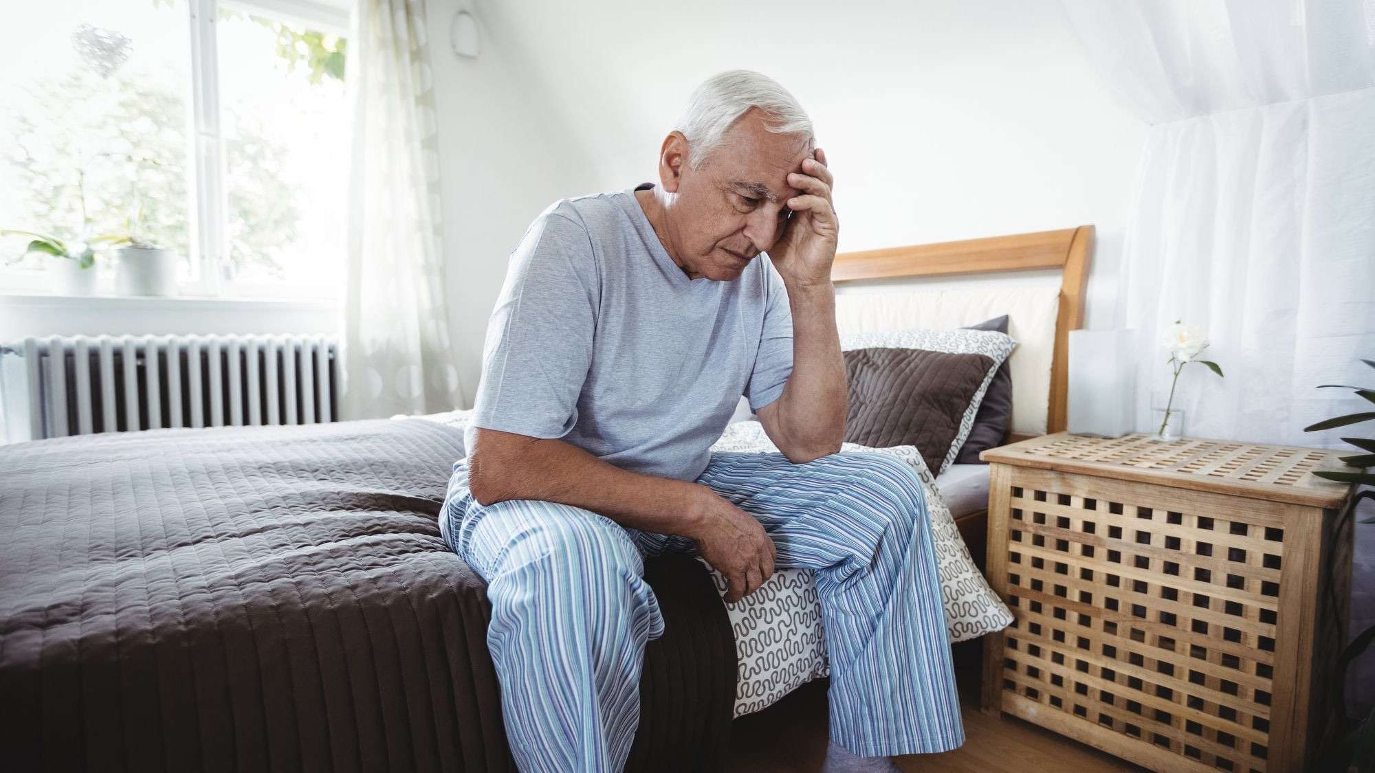 Cuidados específicos com depressão em idosos: Reconhecimento dos sinais é essencial.