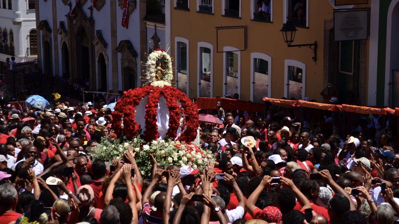 Festa de Santa Bárbara: Sincretismo religioso e turismo movimentam Salvador