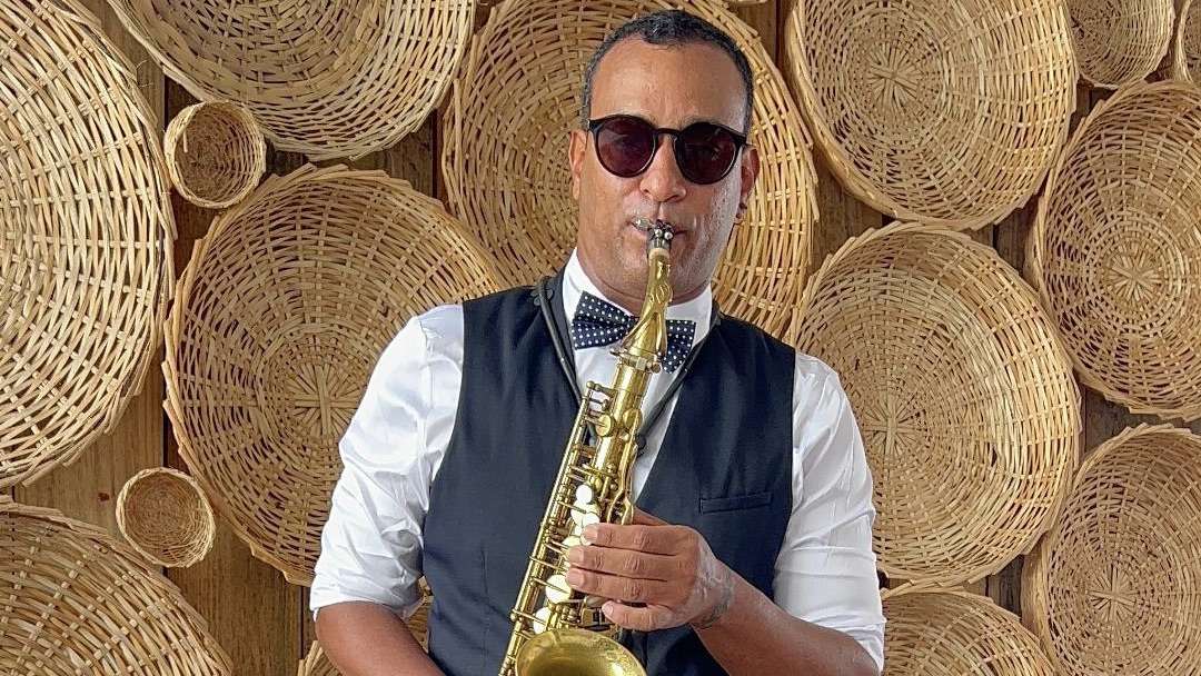 Saxofonista Ton Carvalho, da Xanddy Harmonia, é destaque no feriadão do Encantos da Maré