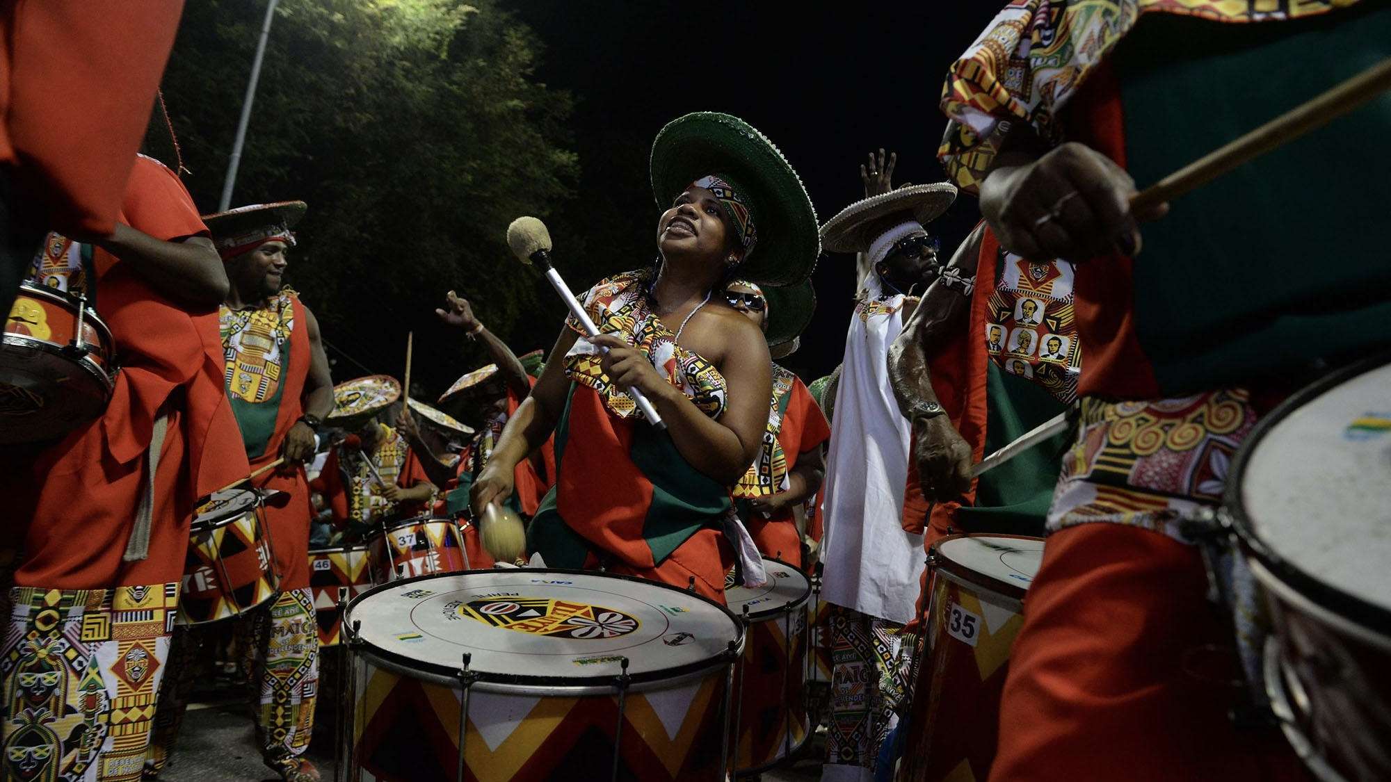 Desfile histórico une blocos afro e afoxés no Centro de Salvador em celebração ao novembro Capital Afro