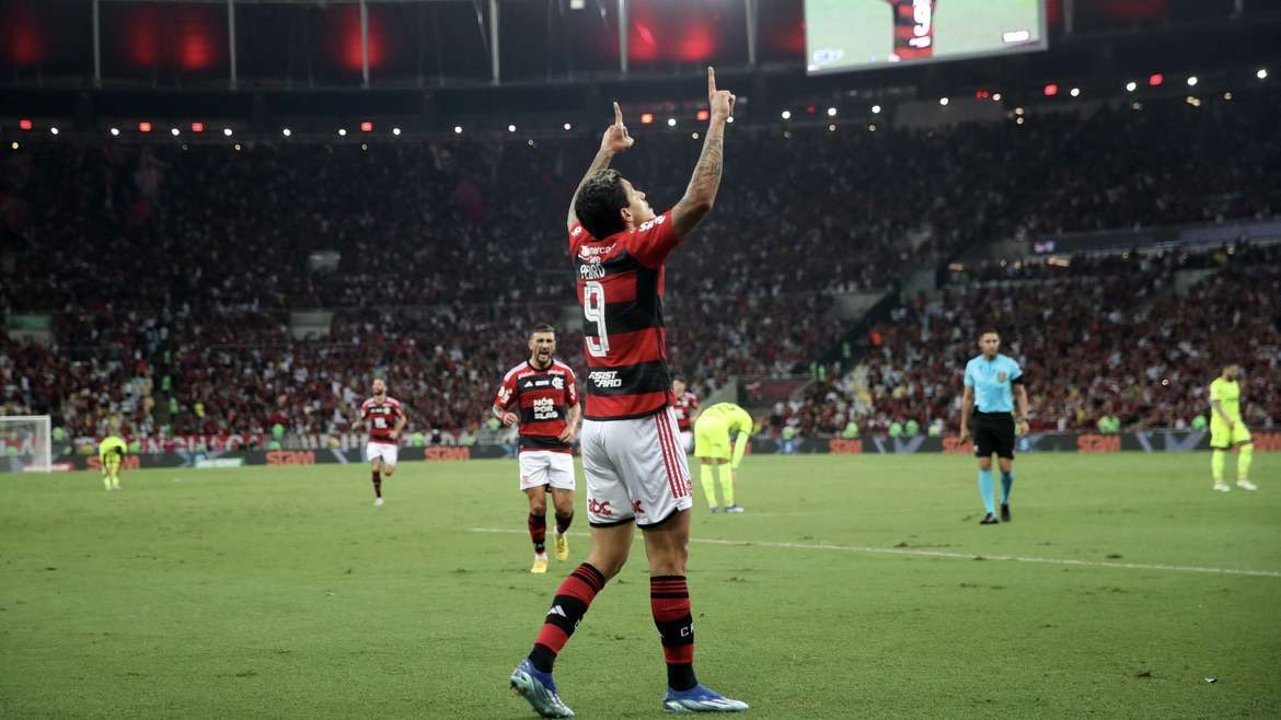 Flamengo derrota Palmeiras e mantém vivo sonho por título do Brasileirão.